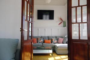 - un salon avec un canapé et des oreillers dans l'établissement Rooftop Dreamhouse - 3BR with Seaviews, à Santa Cruz de la Palma