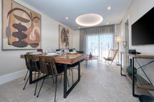 a dining room with a table and chairs at la Joya Suites- near the beach in Puerto del Carmen