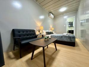 Postel nebo postele na pokoji v ubytování H&T PJ Gasing - Cabin Studio - Netflix & Free Parking