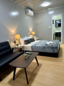 Posezení v ubytování H&T PJ Gasing - Cabin Studio - Netflix & Free Parking