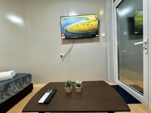 TV a/nebo společenská místnost v ubytování H&T PJ Gasing - Cabin Studio - Netflix & Free Parking + 8 fotografií
