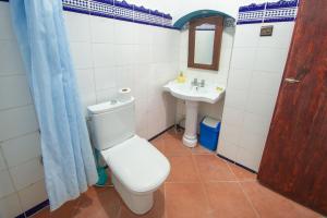 y baño con aseo y lavamanos. en Dar Chourafa Riad, en Chefchaouen