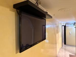 Elle comprend une grande télévision à écran plat suspendue au mur. dans l'établissement Atomium, à Agadir