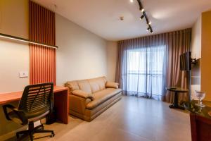 サンパウロにあるWall Street Apartments by BnbHostのソファとテレビのあるリビングルーム +33枚の写真