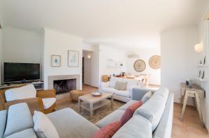 TV a/nebo společenská místnost v ubytování BmyGuest - Casa da Hera Villa Meco