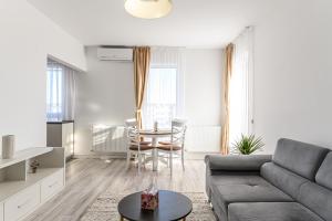a living room with a couch and a table at MaBu Apartment -2 camere spatios cu parcare subterana, Tractorul Brasov in Braşov