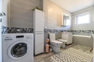 a bathroom with a washing machine and a toilet at MaBu Apartment -2 camere spatios cu parcare subterana, Tractorul Brasov in Braşov +64 photos