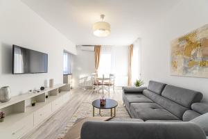 a living room with a couch and a table at MaBu Apartment -2 camere spatios cu parcare subterana, Tractorul Brasov in Braşov