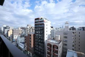 vistas a una ciudad con edificios altos en One-asakusa, en Tokio