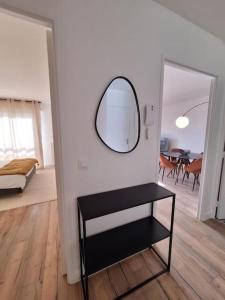 um quarto com um espelho e uma mesa preta em Charmant T2 rénové et lumineux - SUR3 em Suresnes