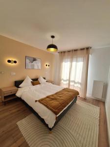 um quarto com uma cama grande e um tapete em Charmant T2 rénové et lumineux - SUR3 em Suresnes