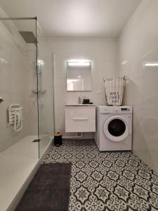 uma casa de banho com uma máquina de lavar roupa e um lavatório em Charmant T2 rénové et lumineux - SUR3 em Suresnes
