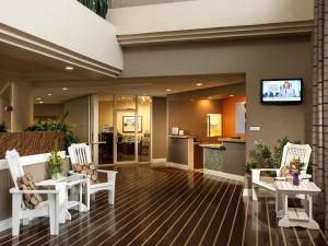 TV a/nebo společenská místnost v ubytování DoubleTree Suites by Hilton Melbourne Beach Oceanfront