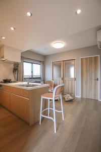 东京One-asakusa的厨房配有柜台、桌子和椅子