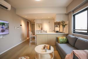 东京One-asakusa的客厅里有一张沙发和一张桌子。
