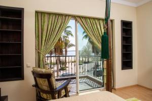 アガディールにあるSpacious BeachView Condo Marina - Families Onlyのバルコニーの景色を望む窓付きの客室です。 +22枚の写真