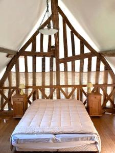 una camera da letto con un letto e due comodini di Cottages Normands (deux maisons) a Houlgate Altre 36 foto