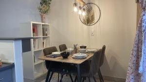 uma mesa de jantar com cadeiras e um candeeiro em Zentrale, moderne Wohnung in Graz em Graz