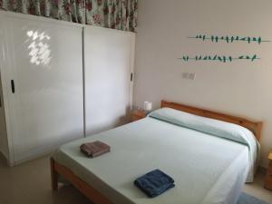 Sunlight house في مارساسكالا: غرفة نوم عليها سرير وفوط