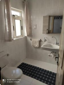 bagno bianco con lavandino e servizi igienici di Sunlight house a Marsaskala