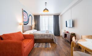 salon z łóżkiem i kanapą w obiekcie New Gudauri Twins Apartment w mieście Gudauri