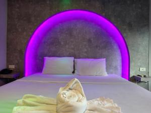 Una cama o camas en una habitación de Hollywood Dannok Hotel