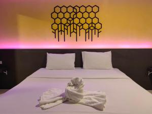 Cama ou camas em um quarto em Hollywood Dannok Hotel