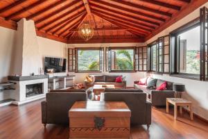 Et opholdsområde på Casa El Gamonal + 36 billeder