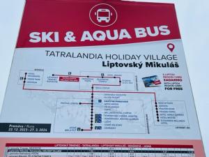 un cartello per la metropolitana e l'autobus Akaka di Chatka Aqua440 Tatralandia a Liptovský Mikuláš
