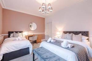 Säng eller sängar i ett rum på Amazing 5BR House Chester Centre by PureStay Sleeps12