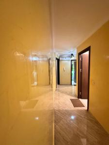 une chambre vide avec un couloir et une porte dans l'établissement Atomium, à Agadir