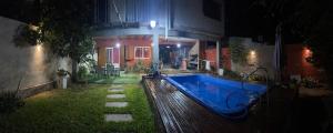 - une piscine dans la cour d'une maison la nuit dans l'établissement Fabiana, à Gualeguaychú