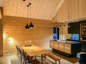 una sala da pranzo con tavolo e sedie in cucina di Kimmelvilla Pyhä - Ski-in, modern design and spectacular scenery a Pyhätunturi