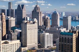 une vue aérienne sur une grande ville avec des gratte-ciel dans l'établissement The Westin Book Cadillac Detroit, à Detroit