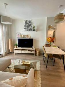 uma sala de estar com um sofá e uma mesa em Nuevo Moderno Apartamento de Lujo em Sevilha