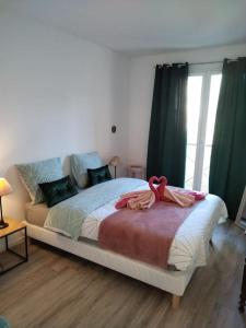 ブレティニー・シュル・オルジュにある30 min PARIS - Proche GARE - Parking PRIVÉのベッドルーム1室(緑のカーテン付きのベッド1台付)