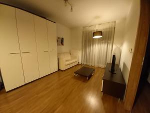 ein Wohnzimmer mit einem Sofa und einem Tisch in der Unterkunft Joker in Budapest