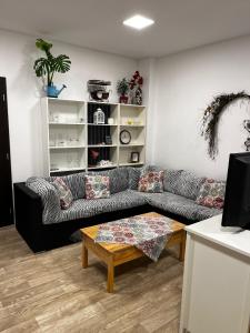 JirnyにあるCosy private apartment in a family houseのリビングルーム(ソファ、コーヒーテーブル付)