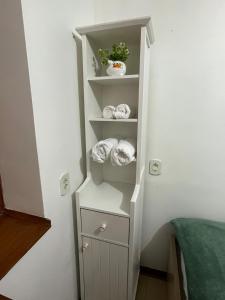 una estantería blanca en una habitación con toallas en Apartamento em Ipanema Melhor localização, en Río de Janeiro