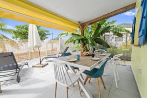 Un patio con una mesa y sillas de madera. en Villa Kaz Kreyol, en Les Anses-dʼArlet 12 fotos más