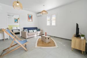 una sala de estar con un sofá y una mesa en Villa Kaz Kreyol, en Les Anses-dʼArlet