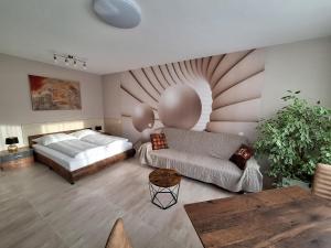 ein Wohnzimmer mit einem Bett und einem Sofa in der Unterkunft Casa Blanca in Wirges