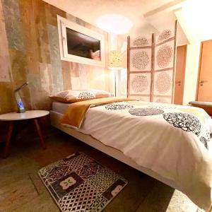 1 dormitorio con 1 cama grande y 1 mesa en Guest Apartment Seeland 