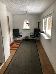 - un couloir avec deux chaises et un tapis dans la chambre dans l'établissement Lillebo, à Lütjensee