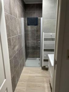 La salle de bains est pourvue d'une douche et d'un lavabo. dans l'établissement Appartement Brussels Airport, à Machelen