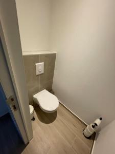 - une salle de bains avec des toilettes blanches dans une cabine dans l'établissement Appartement Brussels Airport, à Machelen