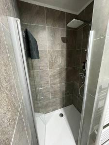 uma casa de banho com um chuveiro e um WC. em Appartement Brussels Airport em Machelen