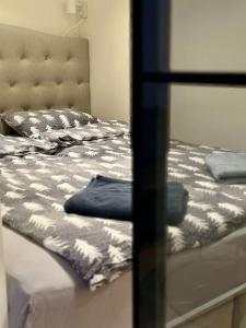 uma cama não feita num quarto com um espelho em Välkomsthörnet em Estocolmo