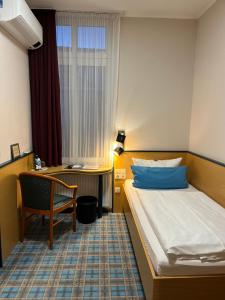 Postel nebo postele na pokoji v ubytování Hotel Schwarzer Adler Jever