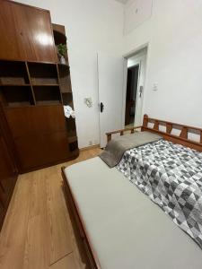 Cama o camas de una habitación en Apartamento em Ipanema Melhor localização